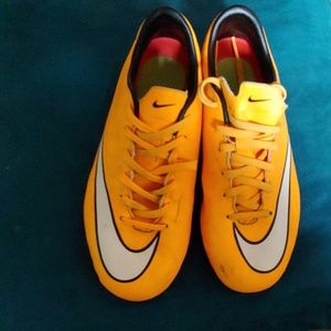 Soccer shoes